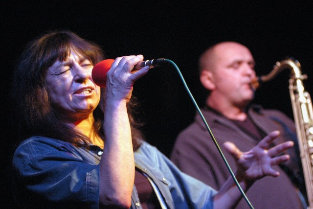 Występowała wraz z dwoma zespołami, jednak pamięta się ją przede wszystkim jako wokalistę „Breakout”.Na zdjęciu: Gwiazda polskiego bluesa Mira Kubasińska wystąpiła w kieleckim „Jazz-Clubie”, 2003 rok.