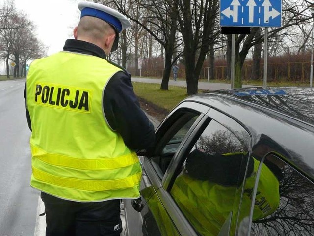 Białogardzcy policjanci zatrzymali dwóch kierowców na podwójnym gazie.