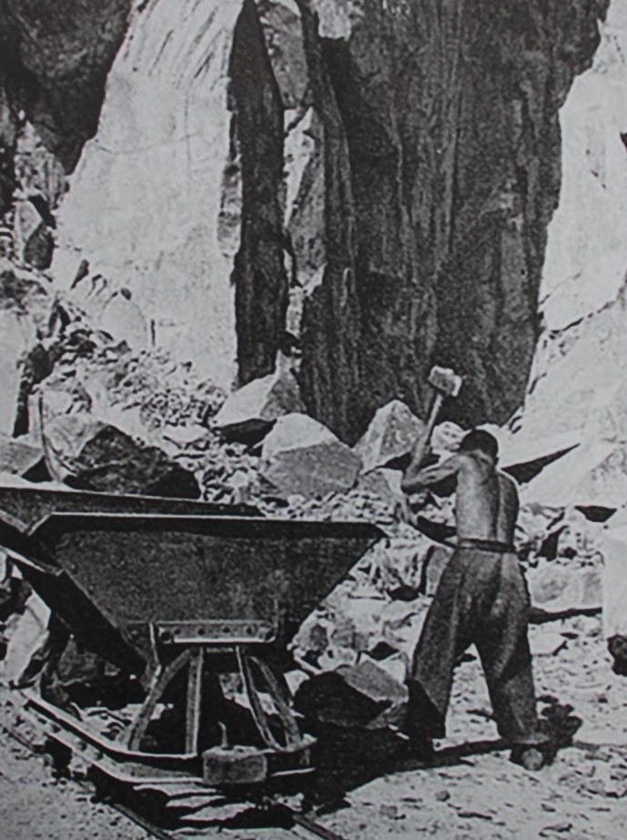 Robotnik w kamieniołomie w latach 30. XX wieku
