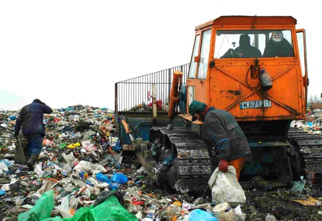 Wysypisko w Krzywopłotach. Według najnowszych badań jest tu już 98 tysięcy ton śmieci. Jednak według dokumentów może ich być aż 165 tysięcy ton.