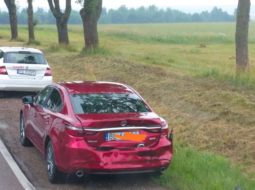 Wypadek na skrzyżowaniu dróg Zambrów - Mężenin. Zderzyły się cztery samochody, trzy osoby trafiły do szpitala (zdjęcia)