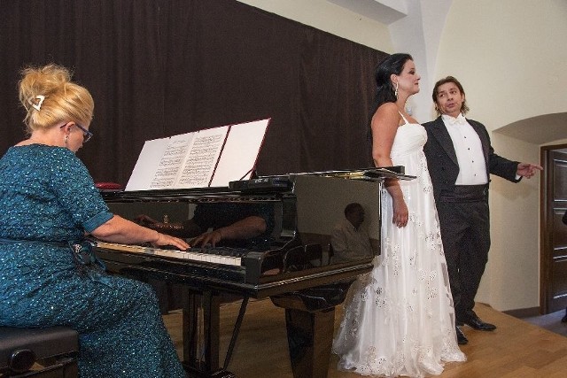 Artyści z Lublina - grająca na fortepianie Jolanta Skorek-Münch (z lewej) oraz śpiewacy operowi Dorota Laskowiecka i Andrzej Witlewski - wykonali na koncercie wiele arii z oper i operetek.