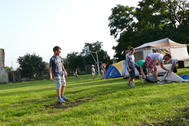 Wyjazdy pod namiot rozpoczęły się w tym roku. Dzieciaki wyjeżdżały na nie dzięki miejscowemu stowarzyszeniu