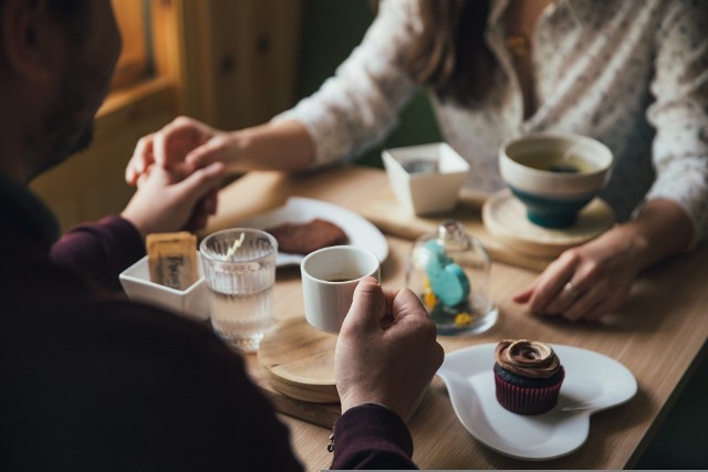 57% randkujących Polaków chętnie poszłoby na randkę do kawiarni.