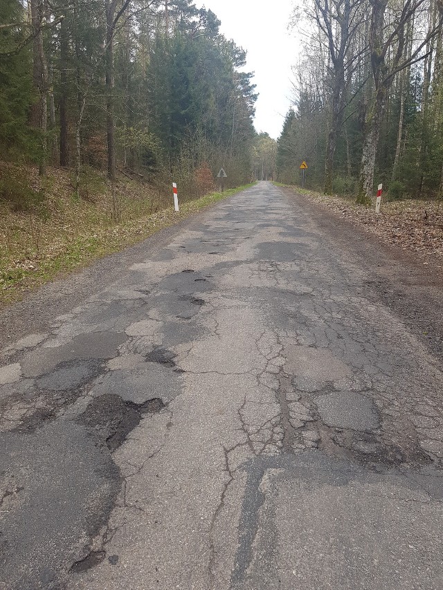 Z roku na rok dziur w drodze wojewódzkiej nr 208 przybywa coraz więcej.  Mieszkańców gminy Kępice to denerwuje, a dla władz wojewódzkich droga jest mało uczęszczana.
