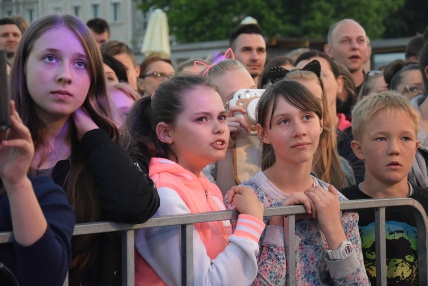 Częstochowa: Natalia Nykiel wystąpiła na dachu autobusu Red...