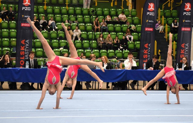 Około 400 młodych zawodników - akrobatów sportowych - rywalizowało w inowrocławskiej hali widowiskowo-sportowej