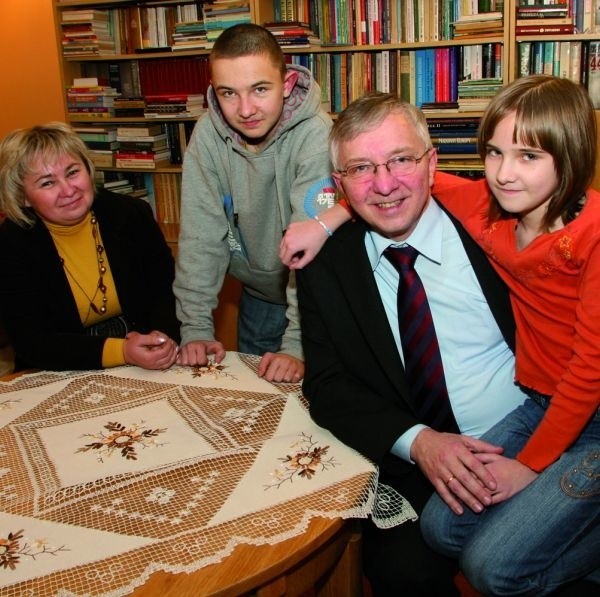 Poseł Krzysztof Lipiec z rodziną w komplecie: z żoną Renatą, córką Magdą i synem Kacprem.