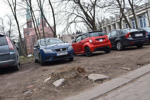 Pod największą przychodnią w Rybniku można stracić zawieszenie. Dlaczego nie ma porządnego parkingu?