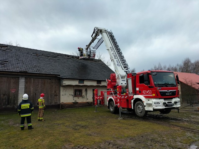 Strażacy zabezpieczali dach w miejscowości Chrustowice w gminie Opatowiec w powiecie kazimierskim.