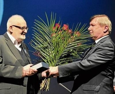 Leszek Aleksander Moczulski przyjmuje medal z rąk Jerzego Millera FOT. WACŁAW KLAG