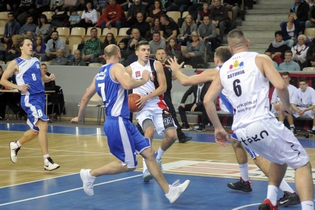 Tomasz Prostak (z piłką) zagrał najlepszy mecz w barwach Astorii. Nie tylko dlatego, że nie pomylił się w końcówce i zapewnił zwycięstwo, ale miał najwięcej punktów, przechwytów i aż 6 asyst