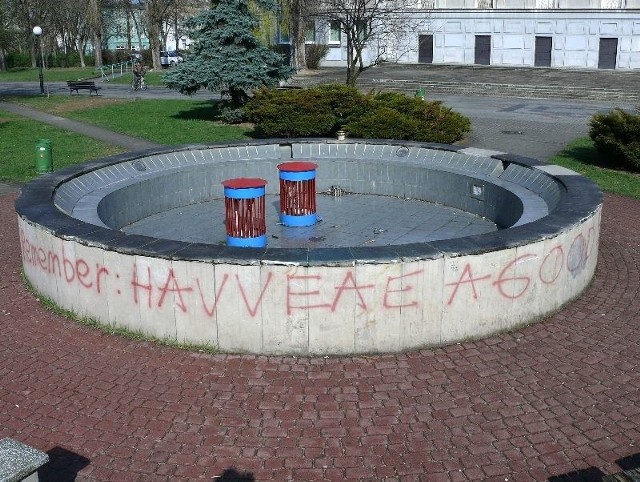 Nie ma decyzji w sprawie uruchomienia fontanny obok Miejskiego Domu Kultury w Stalowej Woli