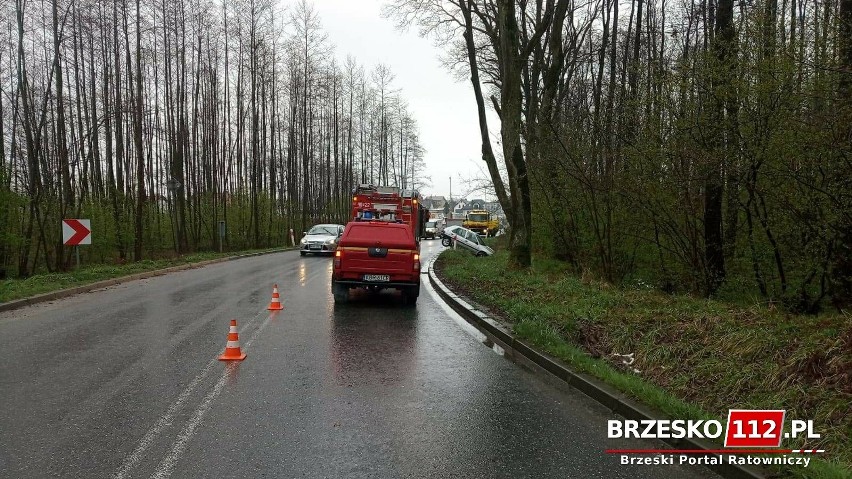 Dwa samochody wypadły z zakrętu na ulicy Leśnej w Brzesku,...