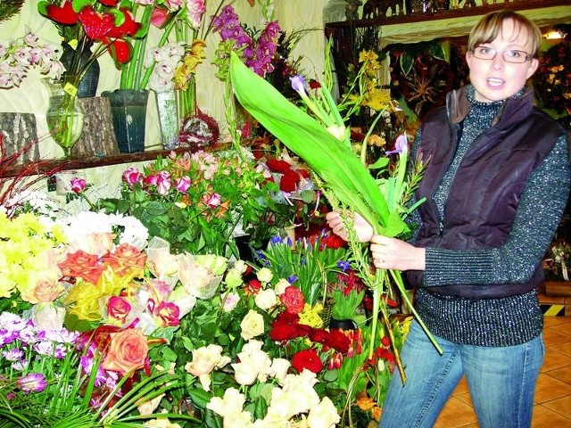 Barbara Żuryńska pracuje w kwiaciarni "Marzenie&#8221; od pięciu lat. Z wykształcenia jest inżynierem maszyn. - Kocham kwiaty i nie wyobrażam sobie innego zajęcia - mówi. - Ta praca daje mi dużo satysfakcji. Ułożenie kompozycji, to sztuka