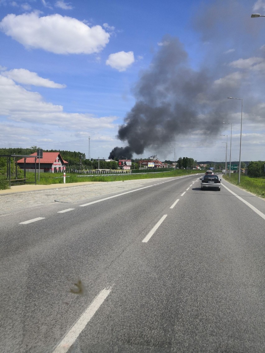 Pożar przy halach firmy zajmującej się produkcją elektronarzędzi w Chmielniku. W akcji 11 zastępów 