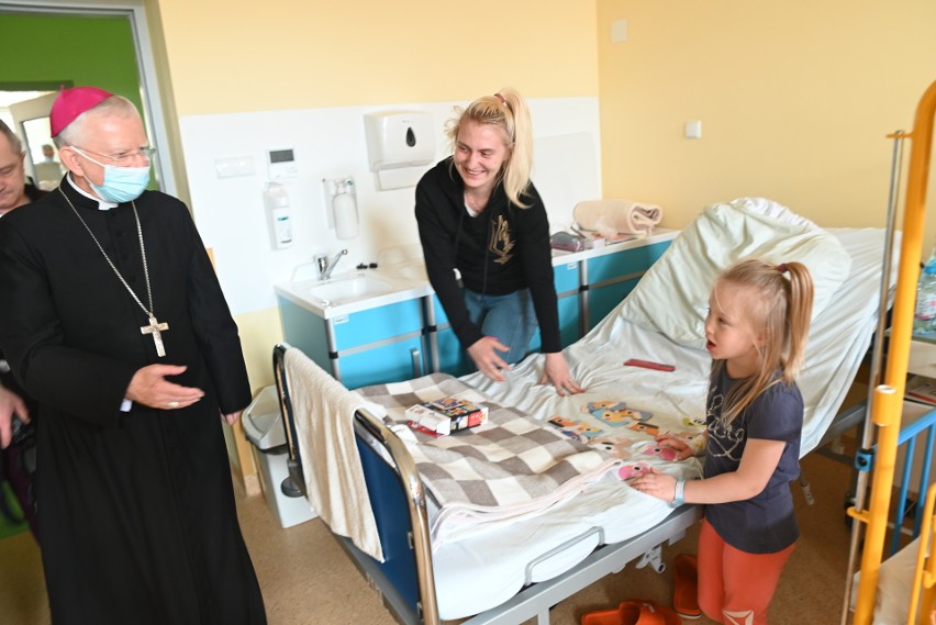 Abp Jędraszewski odwiedził małych pacjentów szpitala Żeromskiego