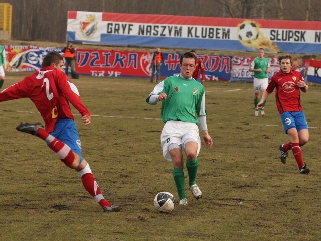 Gryf Słupsk (zielone stroje &#8211; Kamiński) musi jeszcze zdobyć wiele punktów, by osiągnąć swoje cele.