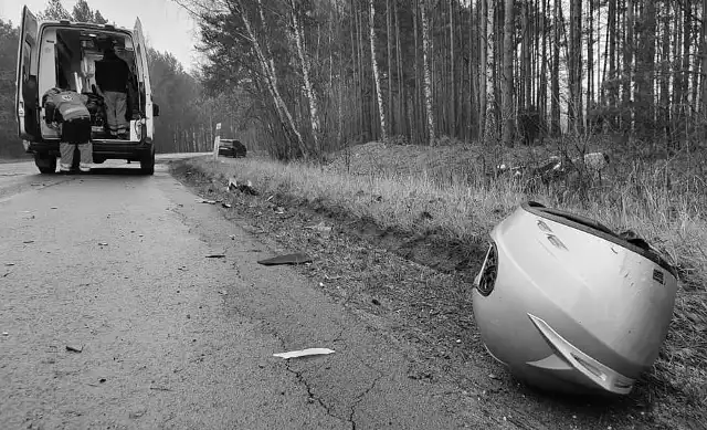 Potwierdziła się informacja o śmierci 60-latka kierującego motorowerem. Kierowca auta osobowego, które zderzyło się z jednośladem, jechał bez uprawnień.Więcej informacji i zdjęć z miejsca zdarzenia, udostępnionych przez OSP Solec Kujawski >>>