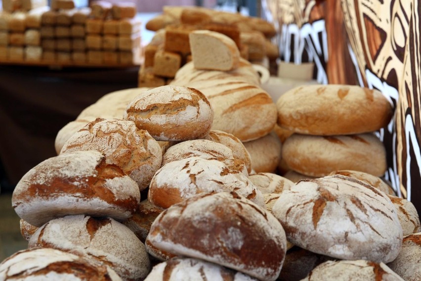 chleb żytni 4,30 zł/0,5 kg...