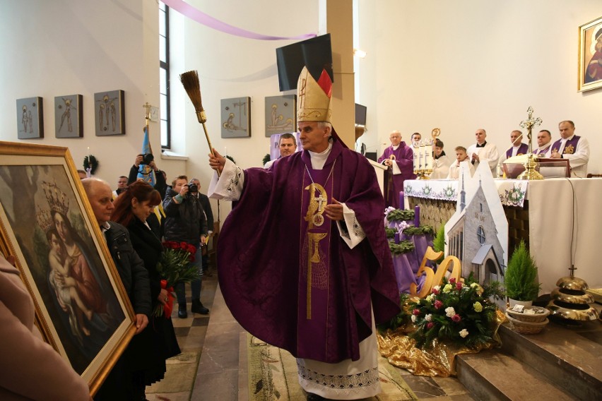 Ksiądz biskup Marian Florczyk w czasie uroczystej mszy...