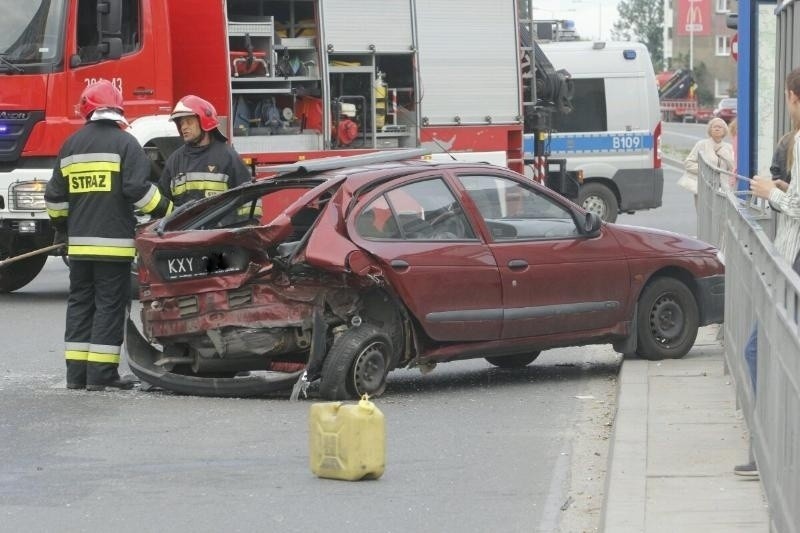 Wrocław: Zderzenie trzech aut na Strzegomskiej. Utrudnienia w ruchu (ZDJĘCIA)