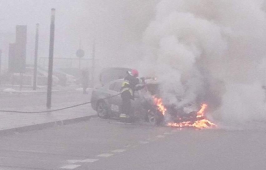 Taksówka BMW spłonęła przy lotnisku