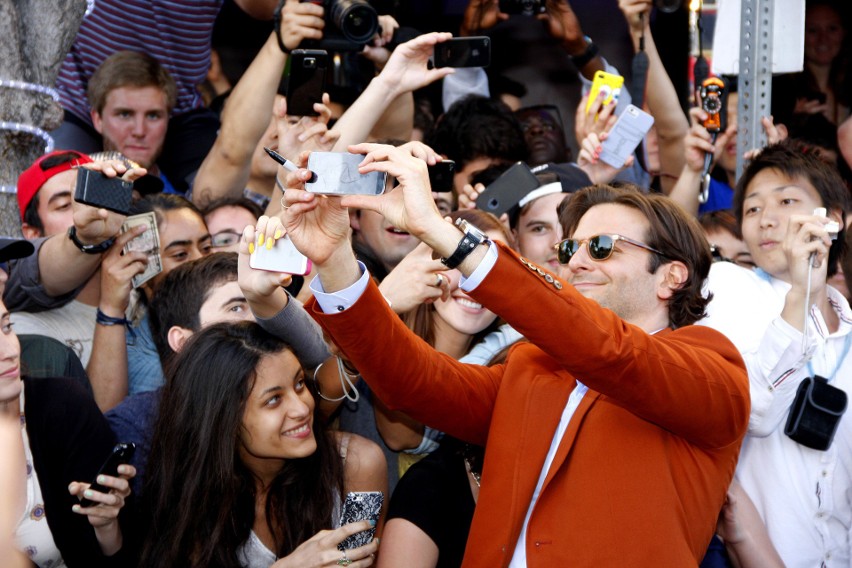 Bradley Cooper z fanami na premierze "Kac Vegas 3".