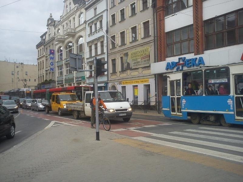 Wrocław: Uszkodzone torowisko na Piłsudskiego. Tramwaje jeździły objazdami (ZDJĘCIA)