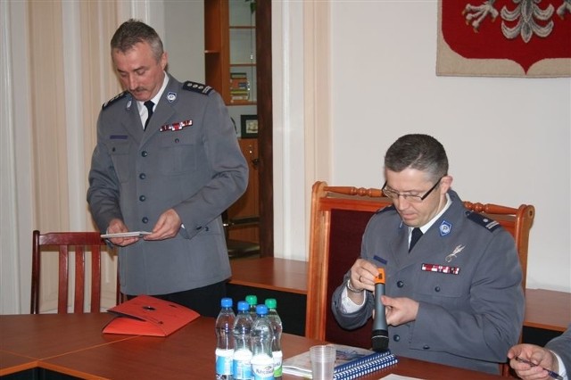 Komendant Andrzej Choromański z Ostrowi (z lewej) i komendant Rafał Batkowski z Radomia