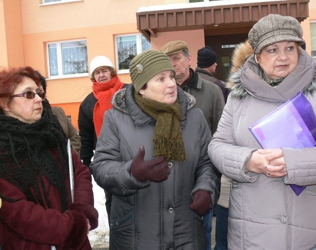 Czy my jesteśmy najbogatszymi mieszkańcami i mamy za wszystkich płacić &#8211; pytała retorycznie podczas wczorajszego spotkania przed blokiem Zofia Warga - pierwsza z prawej.