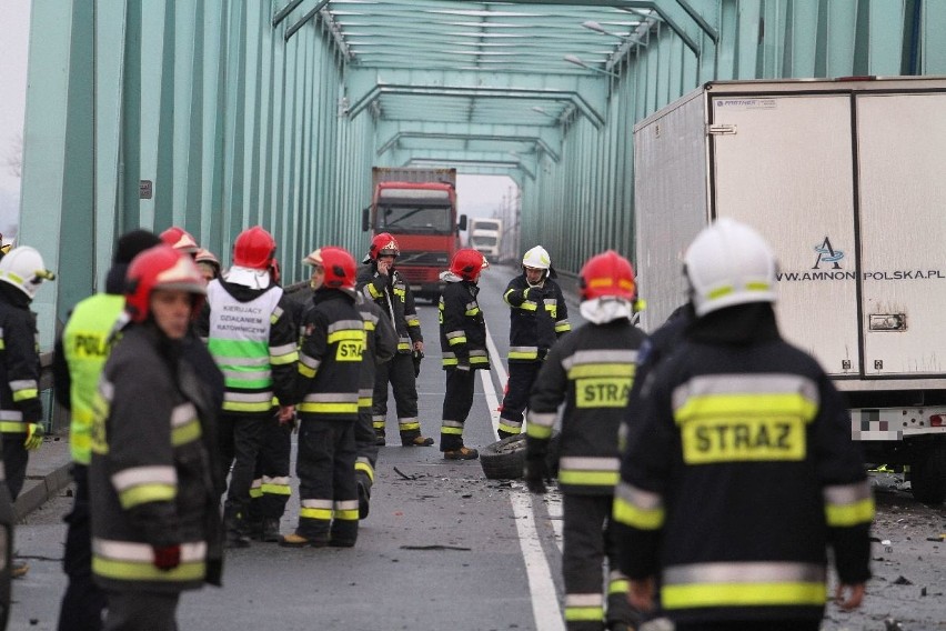 Zderzenie busa z ciężarówką na krajowej trasie w Nagnajowie. Są ranni