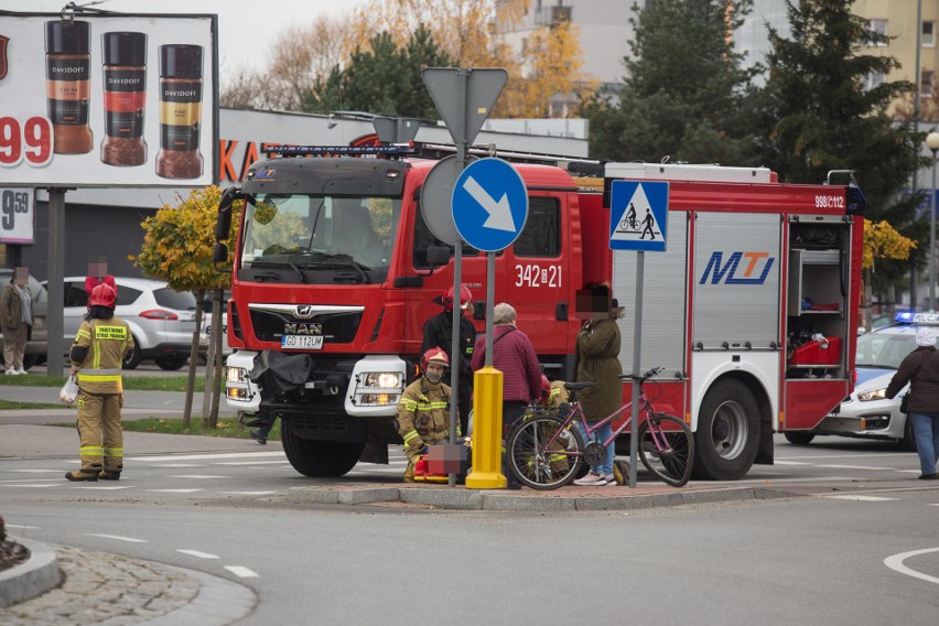 Wypadek w Słupsku na ulicy 11 Listopada. 72-letni kierowca potrącił 79-letniego rowerzystę [WIDEO, ZDJĘCIA]