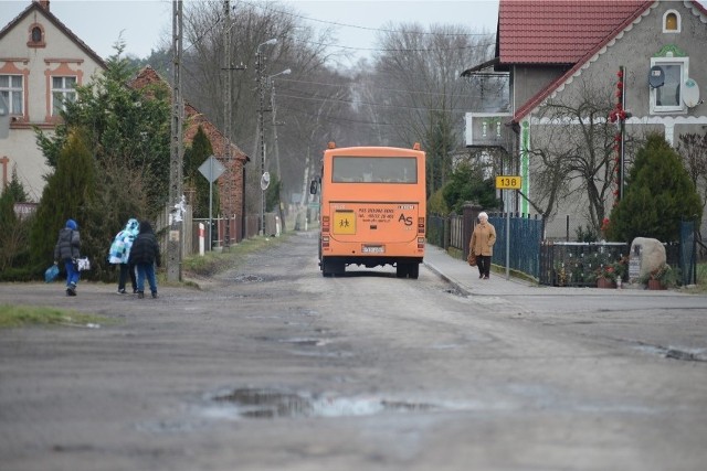 Nietrzeźwy kierowca autobusu chciał wozić dzieci do szkoły w gminie Człuchów. Policjanci zatrzymali go podczas akcji "Transport zbiorowy"