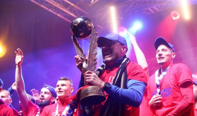 Piłkarze Rakowa pod wodzą trenera Marka Papszuna po raz pierwszy w historii zostali mistrzem Polski