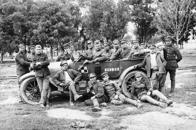 De Dion Bouton V8 30 CV, rocznik 1913-14, jeden z dwóch samochodów osobowych 3 Eskadry. Za kierownicą szer. Leonard Apolinary Szmyrgałło