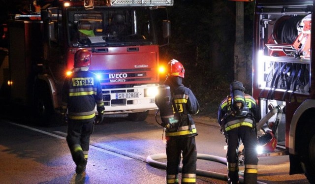 Pożar w Sosnowcu gasiły cztery gaśnicze zastępy straży pożarnej (zdjęcie ilustracyjne)