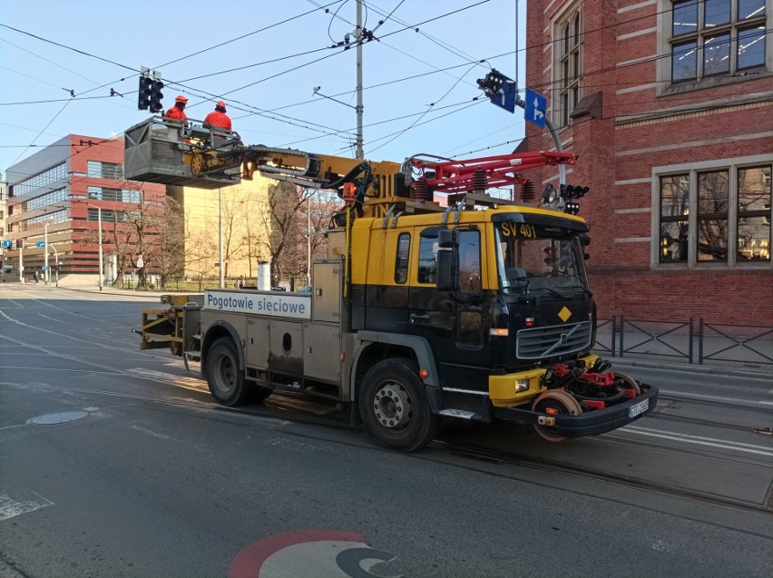 Uszkodzony pantograf zablokował tramwaje. Skrzyżowanie ul....