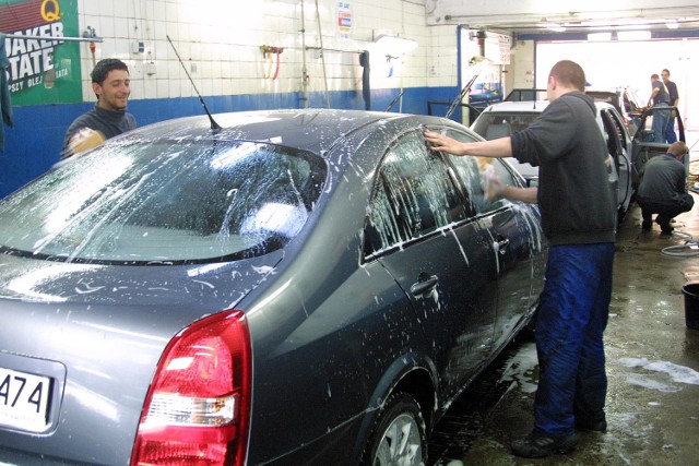 Mycie ręczne trwa dłużej, jednak można samochód dokładnei wyczyścić.