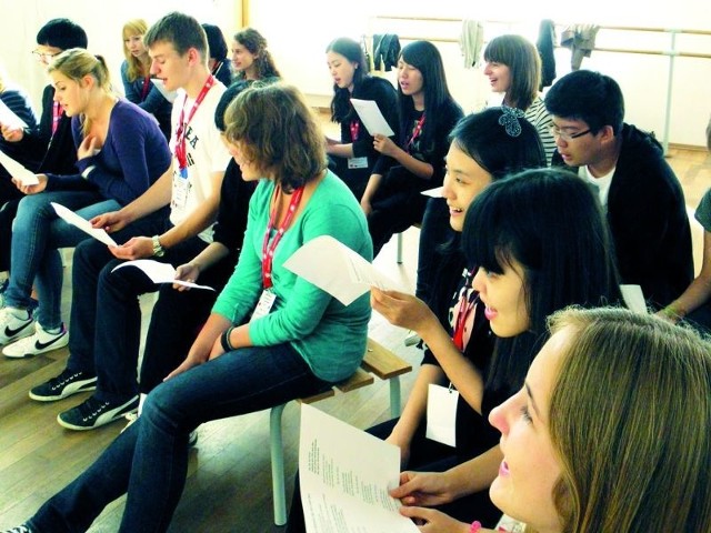 Wczoraj w Szkole Artystycznej młodzi Koreańczycy i ich polscy koledzy uczyli się śpiewać razem piosenkę &#8222;Szła dzieweczka do laseczka&#8221;.