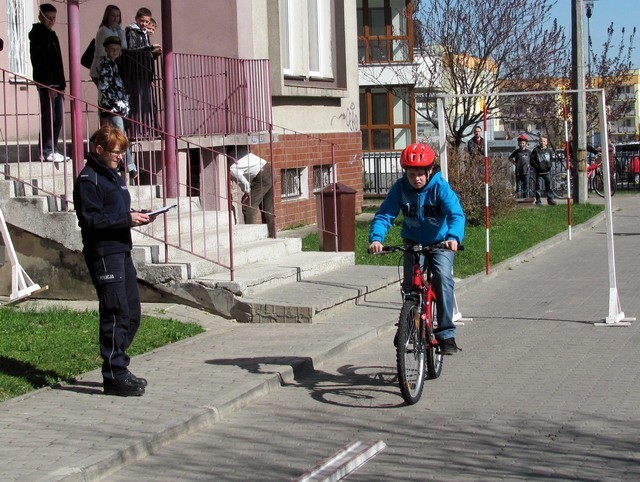 Jedynym z przeprowadzonych zadań w radomskim turnieju była jazda rowerem po torze przeszkód.
