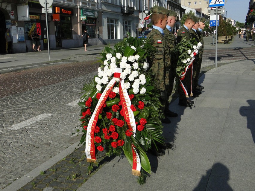 Radomianie uczcili 73. rocznicę urodzin prezydenta Lecha Kaczyńskiego, złożyli kwiaty pod pomnikiem. Zobacz zdjęcia