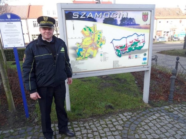 Strażnik Jacek Grochal podczas jednego z ostatnich patroli na ulicach Szamocina.