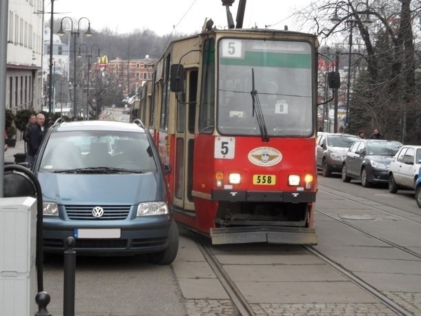 Zabrze, ul. Powstańców Śląskich. Znowu samochód wstrzymał...