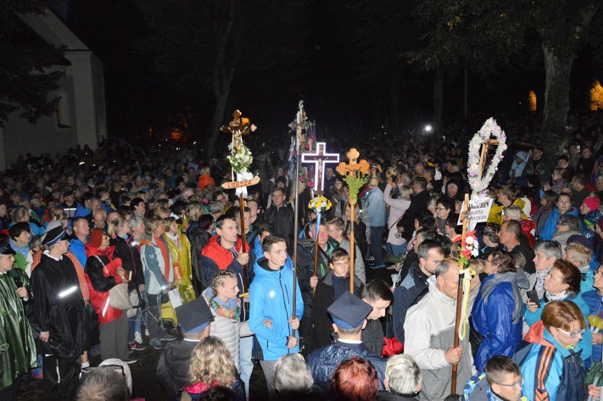 W sobotę wieczorem, mimo zimna i padającego deszczu, grota...