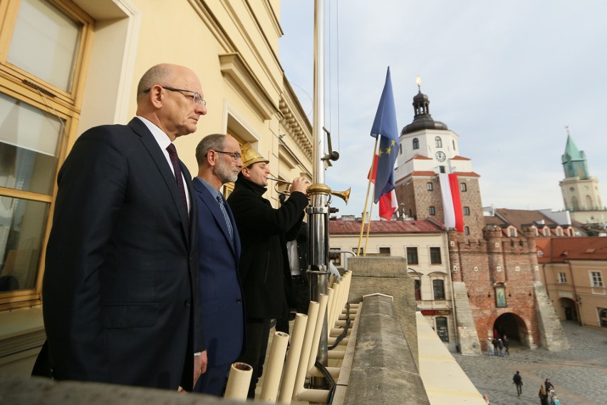 Flaga na ratuszu opuszczona do połowy masztu. Hołd dla Norberta Wojciechowskiego