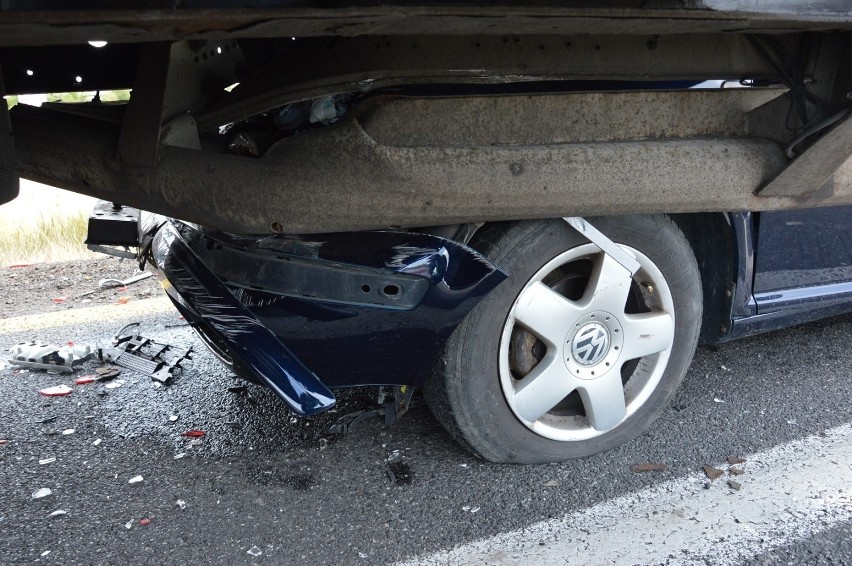 Groźny wypadek pod Piotrkowem. Volkswagen golf wjechał pod ciężarówkę! ZDJĘCIA