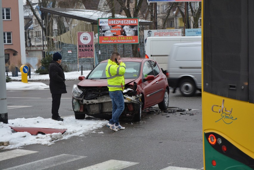 Ostrołęka. Wypadek w centrum miasta. Zderzyły się opel i renault [ZDJĘCIA]