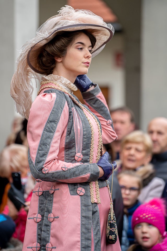 Nowy Sącz. "Modne w niepodległości"- pokaz mody w Miasteczku Galicyjskim z pięknymi modelkami [ZDJĘCIA]