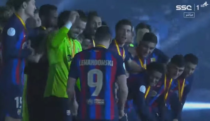 Superpuchar Hiszpanii. Pierwsze trofeum w tym sezonie FC Barcelony. Robert Lewandowski i spółka świętują wygraną nad Realem Madryt